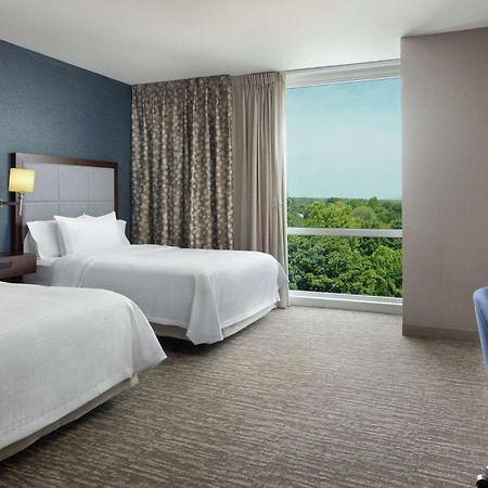 Hampton Inn & Suites Teaneck/Glenpointe Экстерьер фото