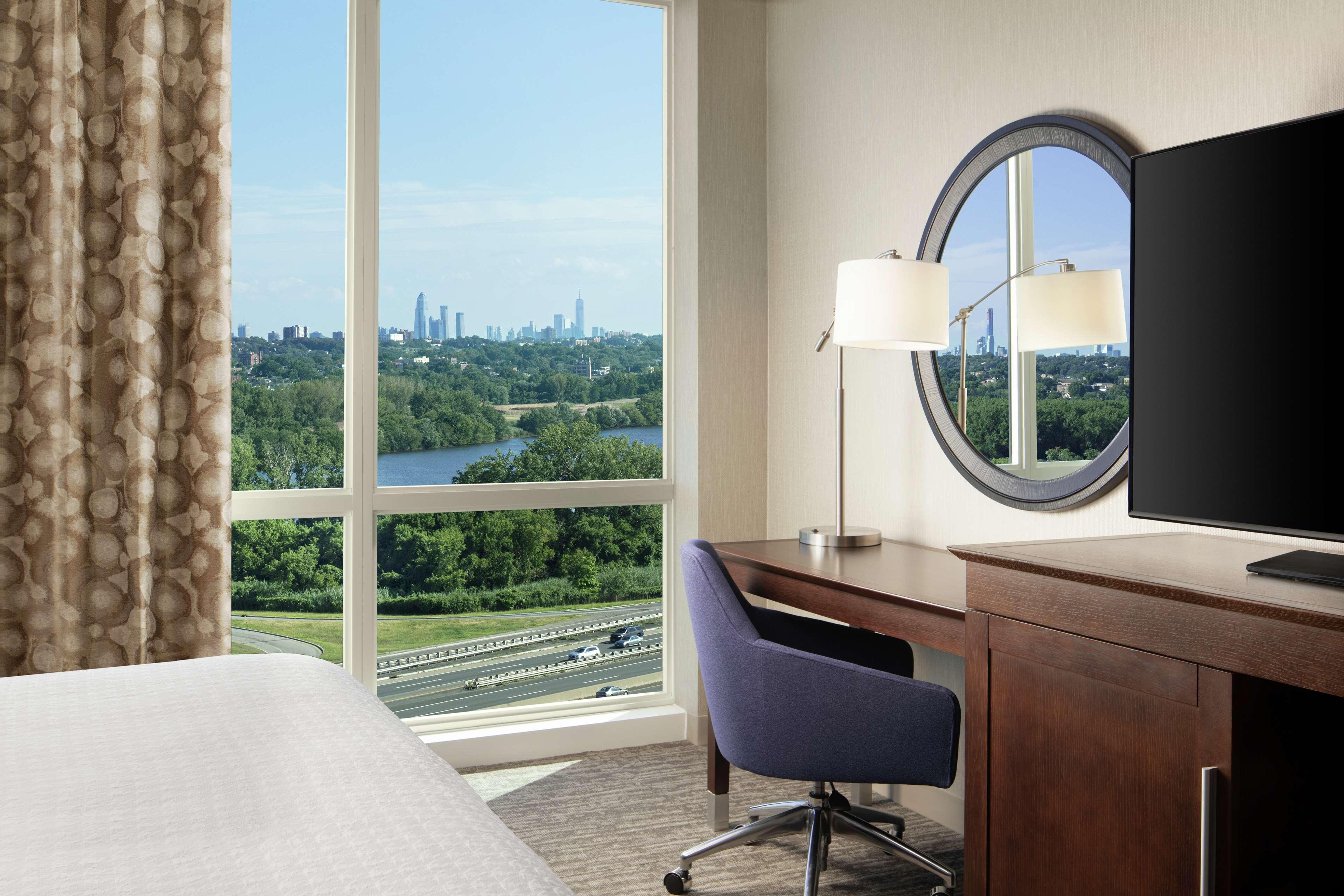 Hampton Inn & Suites Teaneck/Glenpointe Экстерьер фото