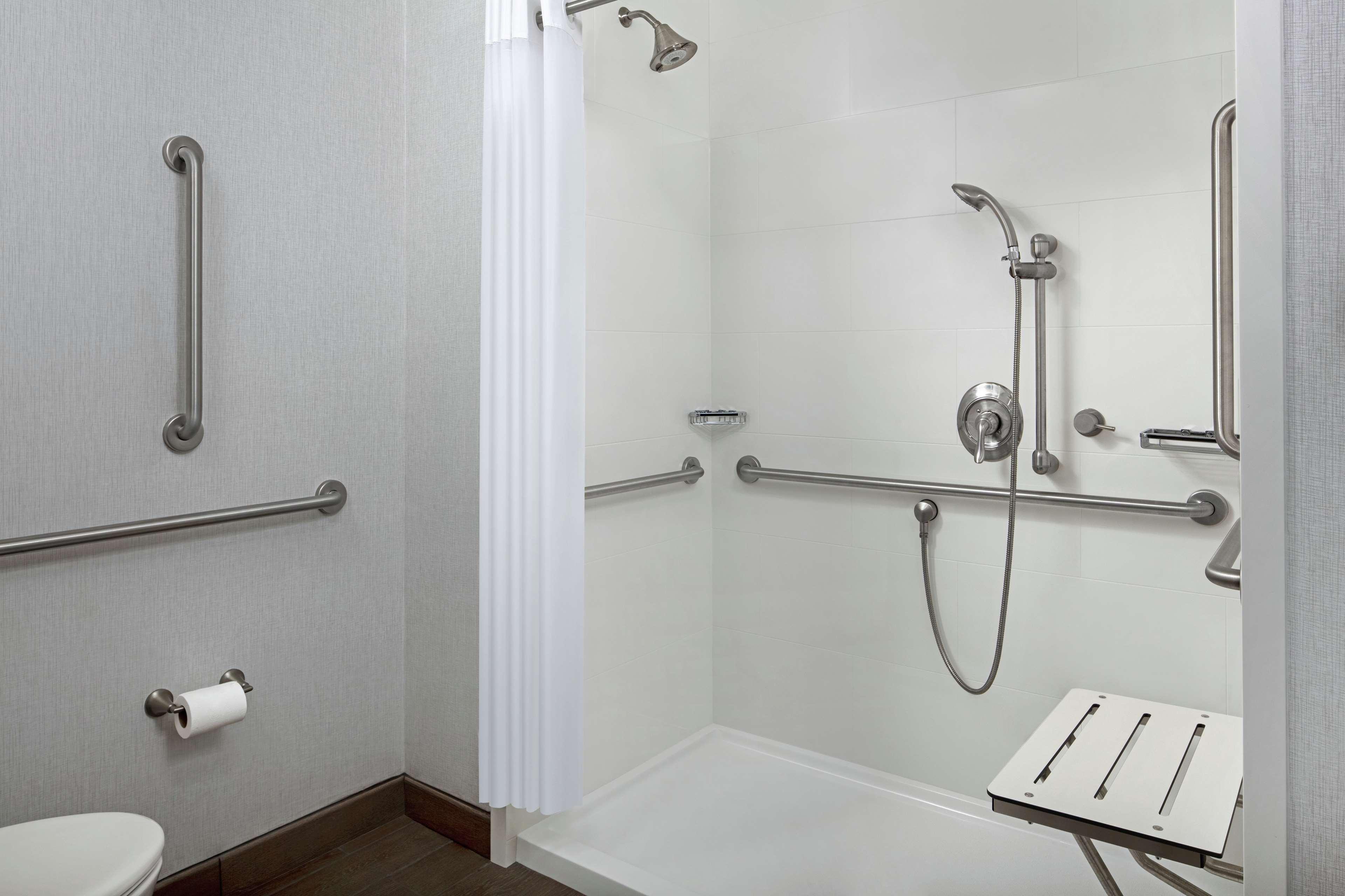 Hampton Inn & Suites Teaneck/Glenpointe Экстерьер фото