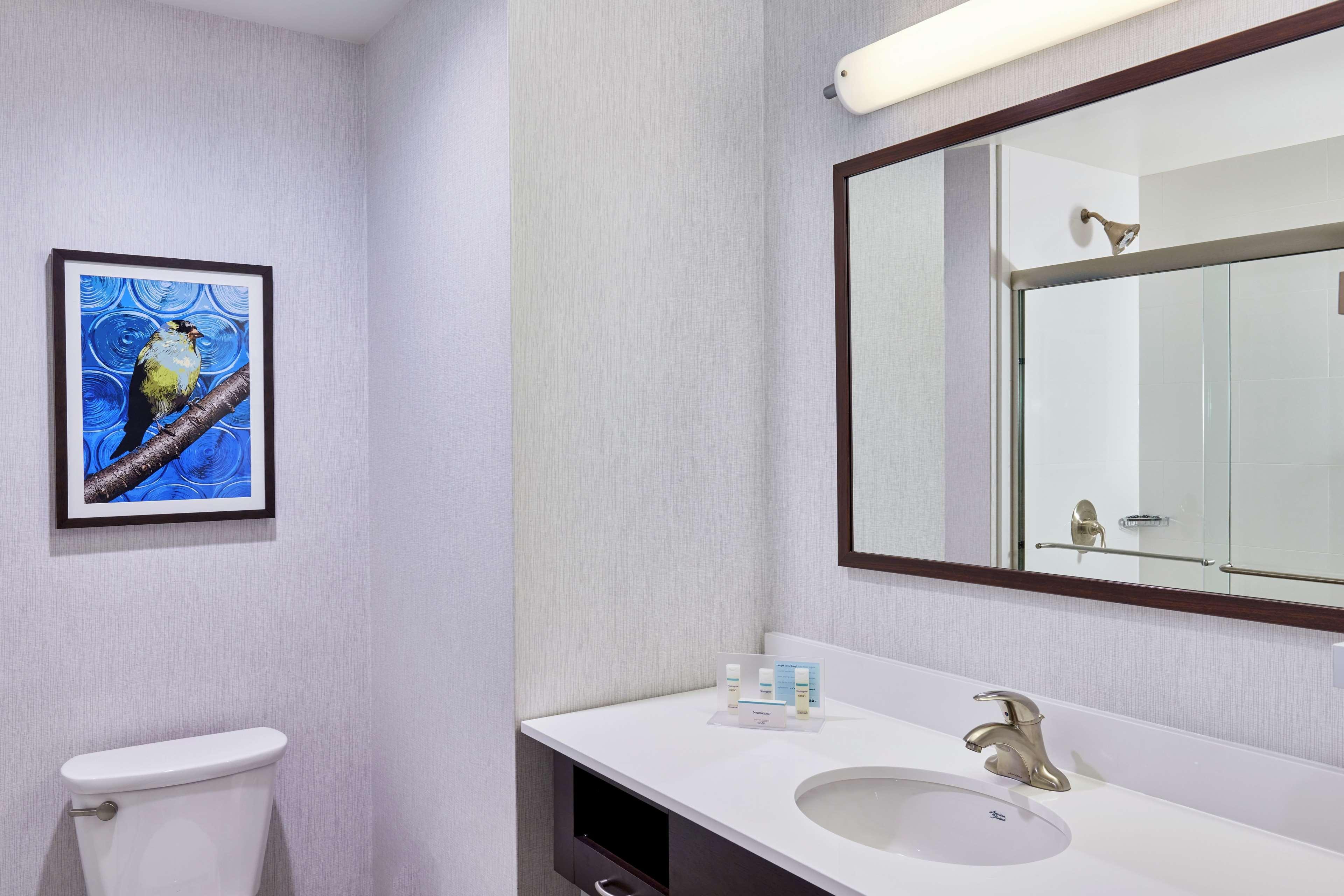 Hampton Inn & Suites Teaneck/Glenpointe Экстерьер фото