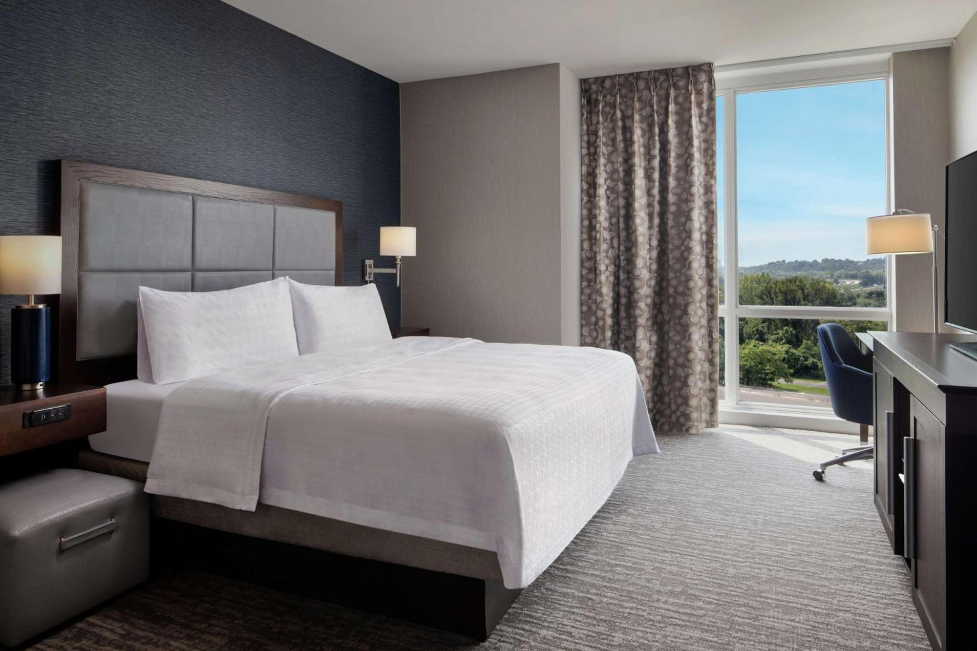Hampton Inn & Suites Teaneck/Glenpointe Экстерьер фото
