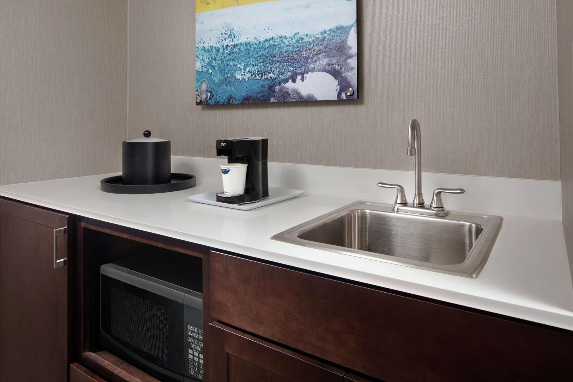 Hampton Inn & Suites Teaneck/Glenpointe Экстерьер фото