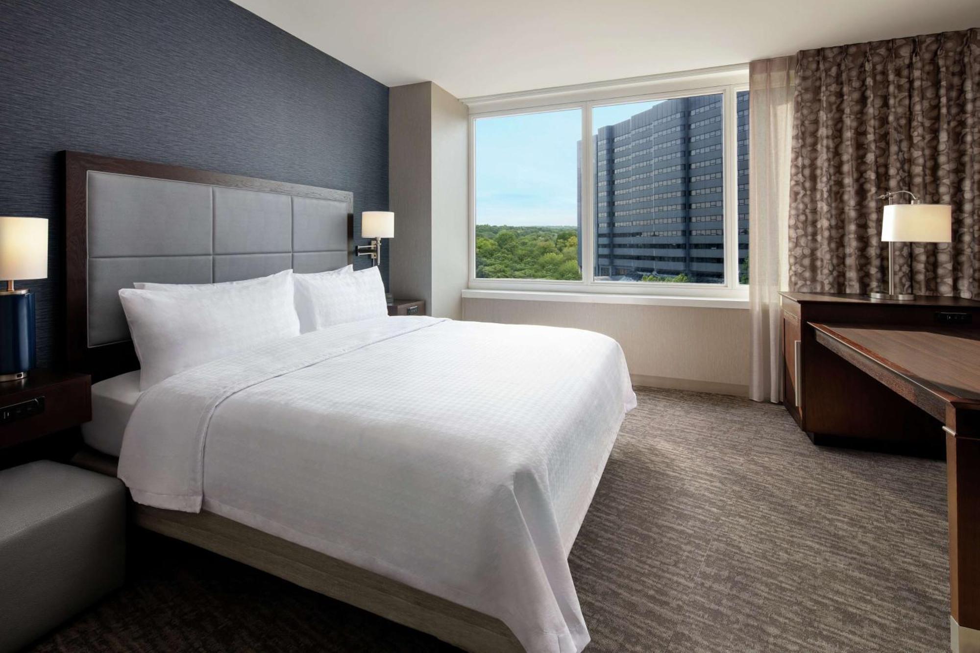 Hampton Inn & Suites Teaneck/Glenpointe Экстерьер фото