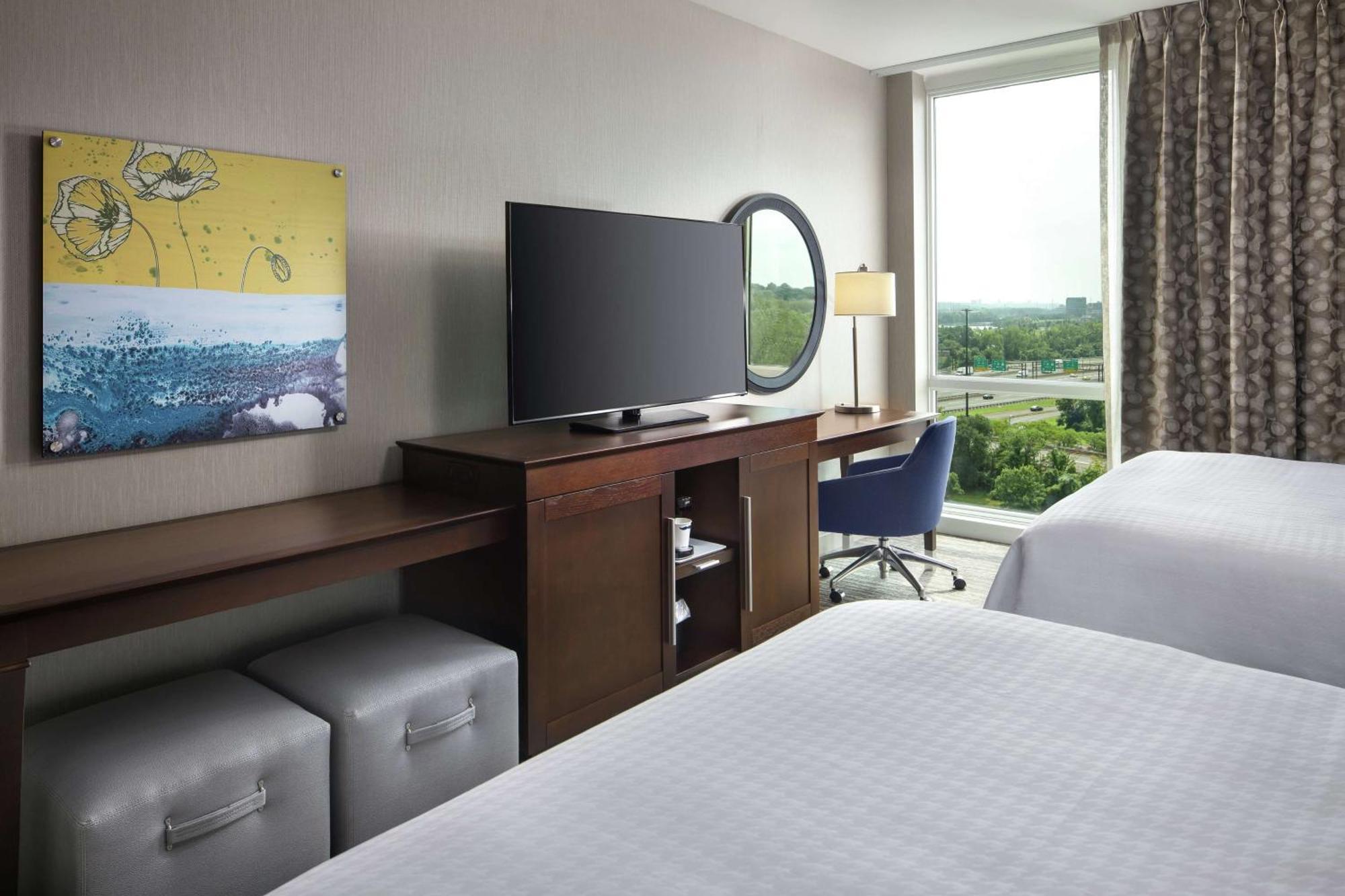 Hampton Inn & Suites Teaneck/Glenpointe Экстерьер фото