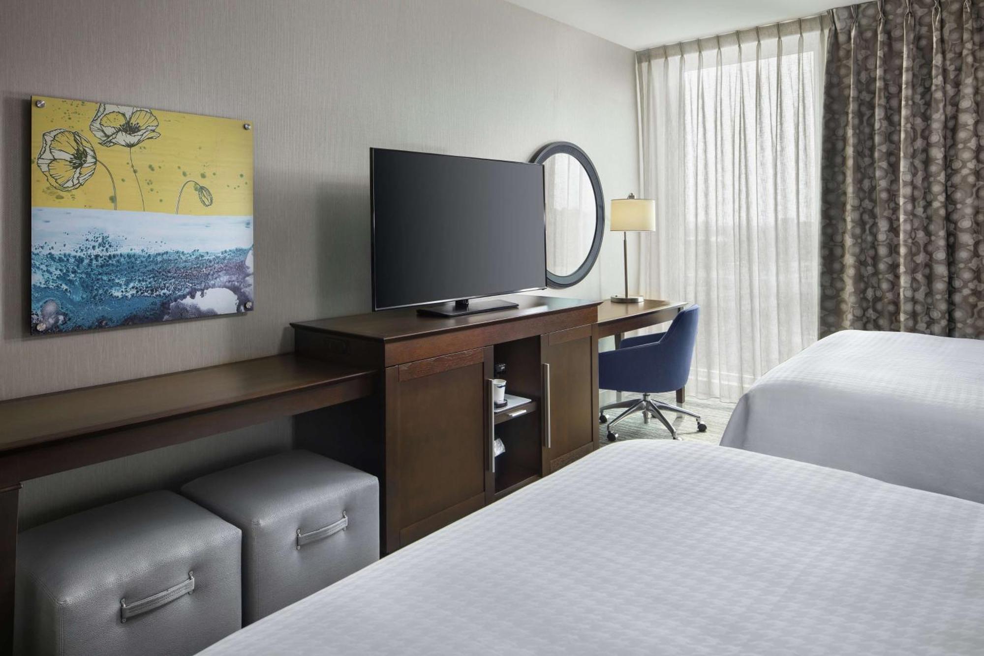Hampton Inn & Suites Teaneck/Glenpointe Экстерьер фото