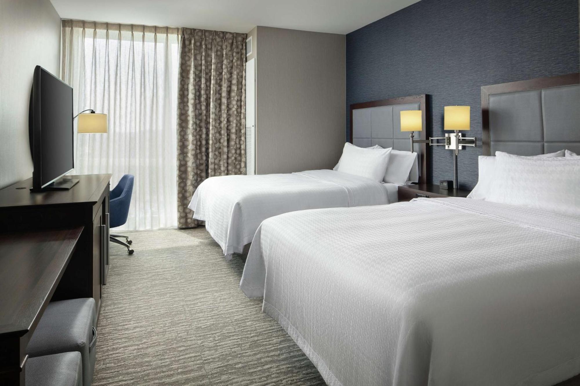 Hampton Inn & Suites Teaneck/Glenpointe Экстерьер фото