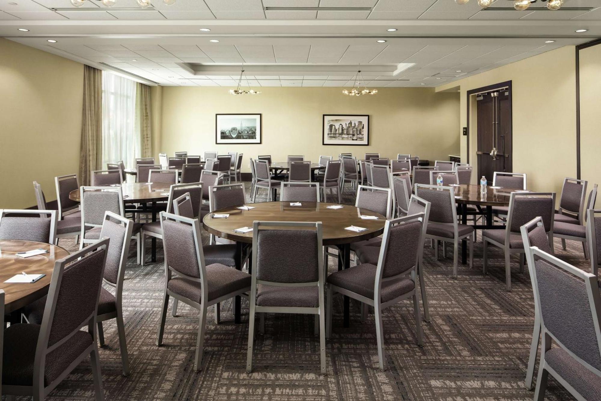 Hampton Inn & Suites Teaneck/Glenpointe Экстерьер фото