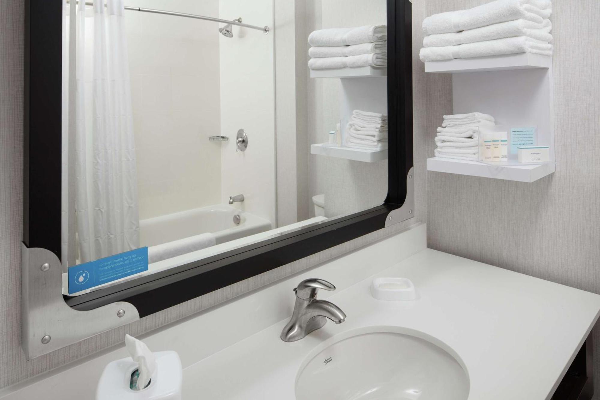Hampton Inn & Suites Teaneck/Glenpointe Экстерьер фото
