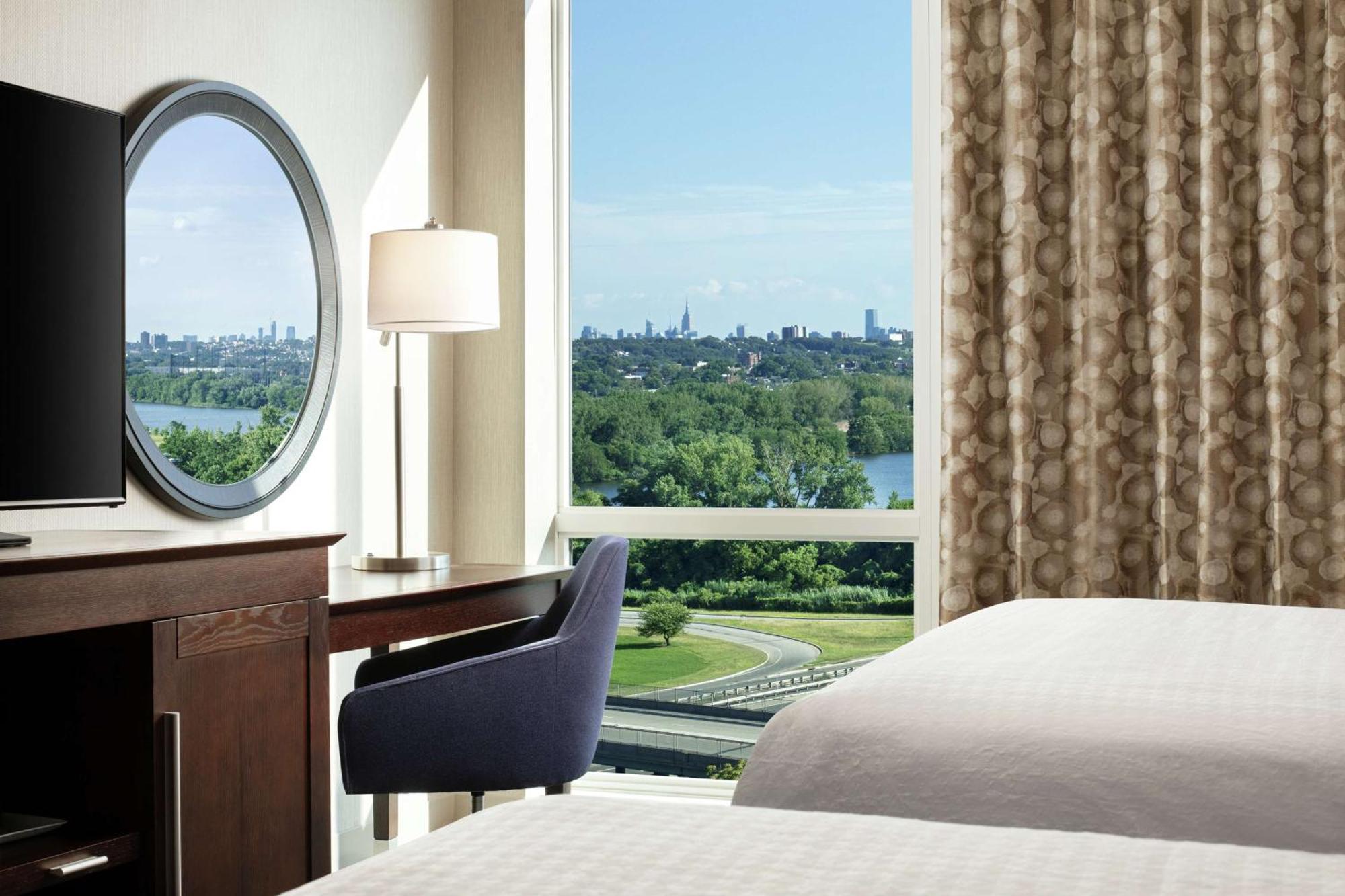 Hampton Inn & Suites Teaneck/Glenpointe Экстерьер фото