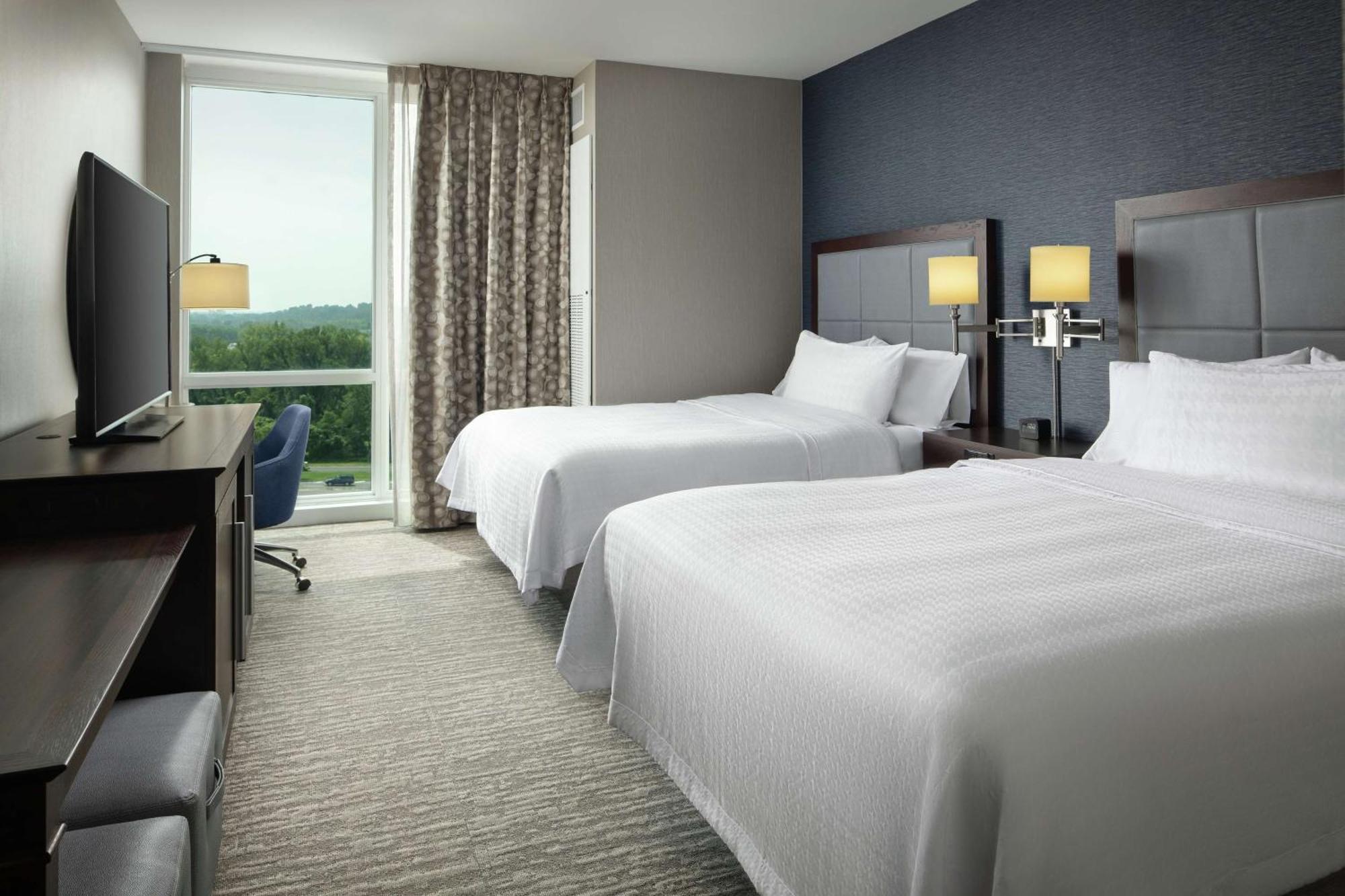 Hampton Inn & Suites Teaneck/Glenpointe Экстерьер фото