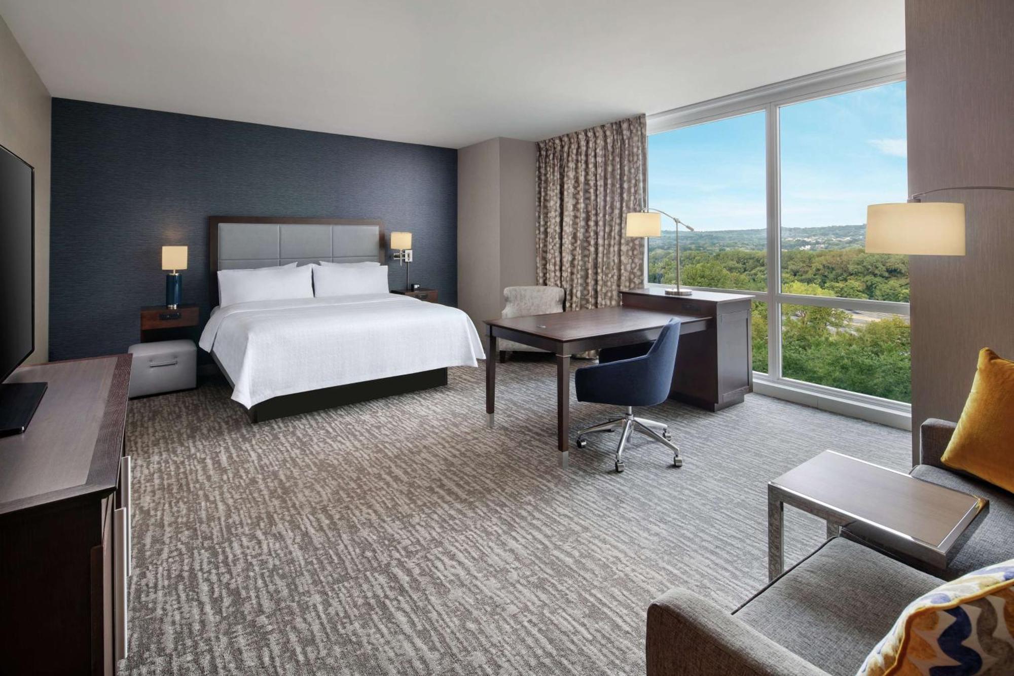 Hampton Inn & Suites Teaneck/Glenpointe Экстерьер фото
