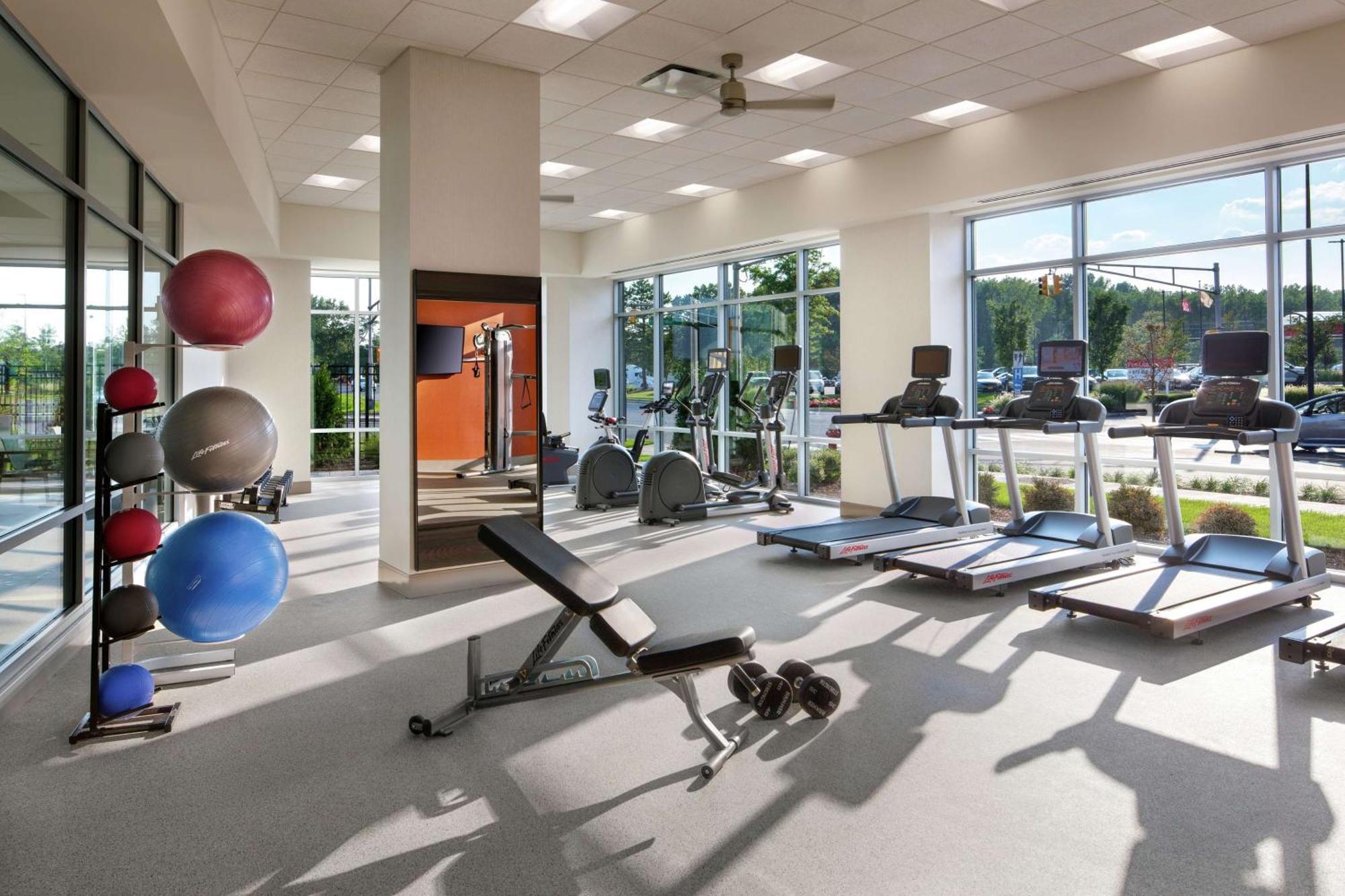 Hampton Inn & Suites Teaneck/Glenpointe Экстерьер фото