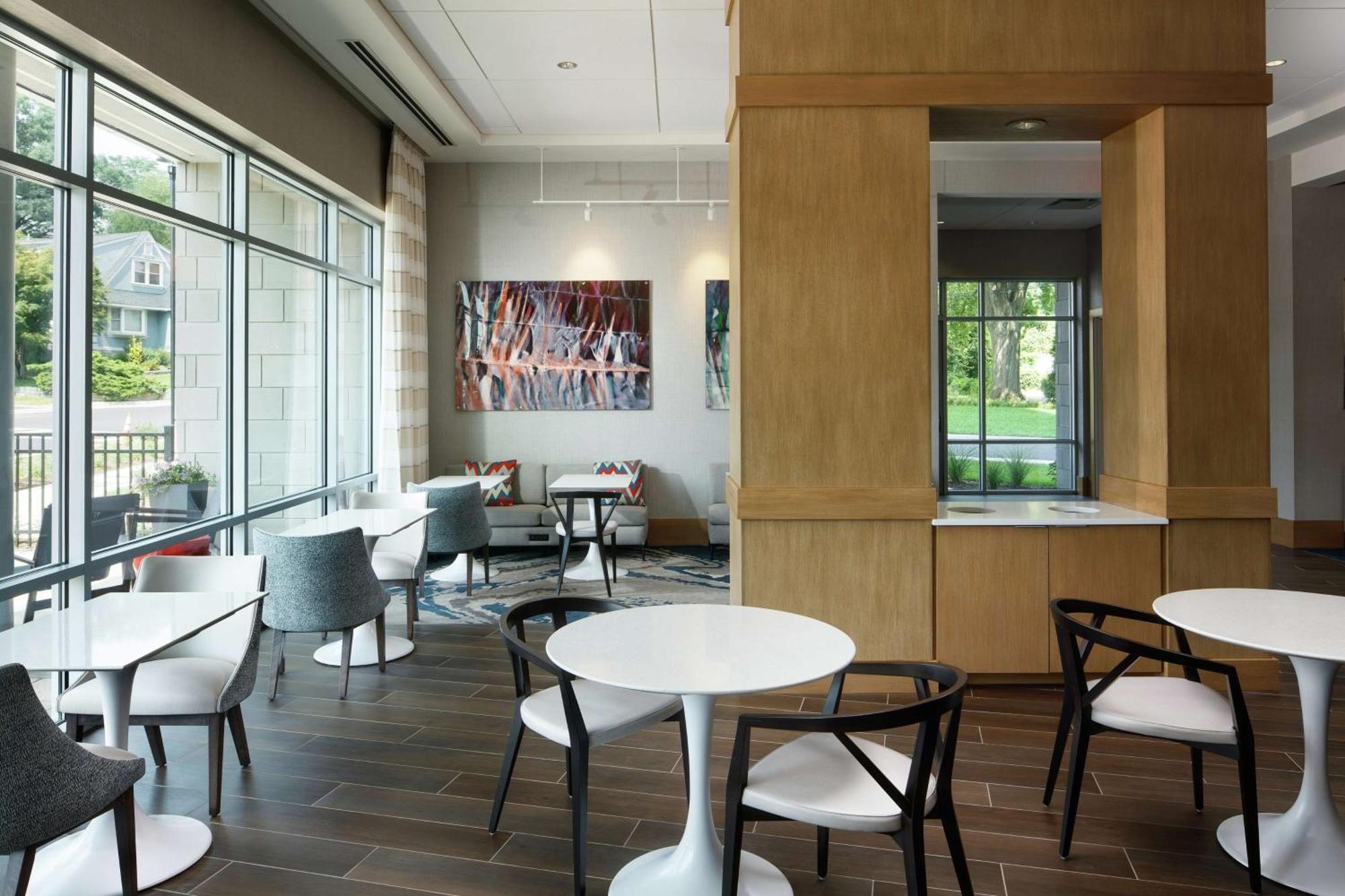 Hampton Inn & Suites Teaneck/Glenpointe Экстерьер фото