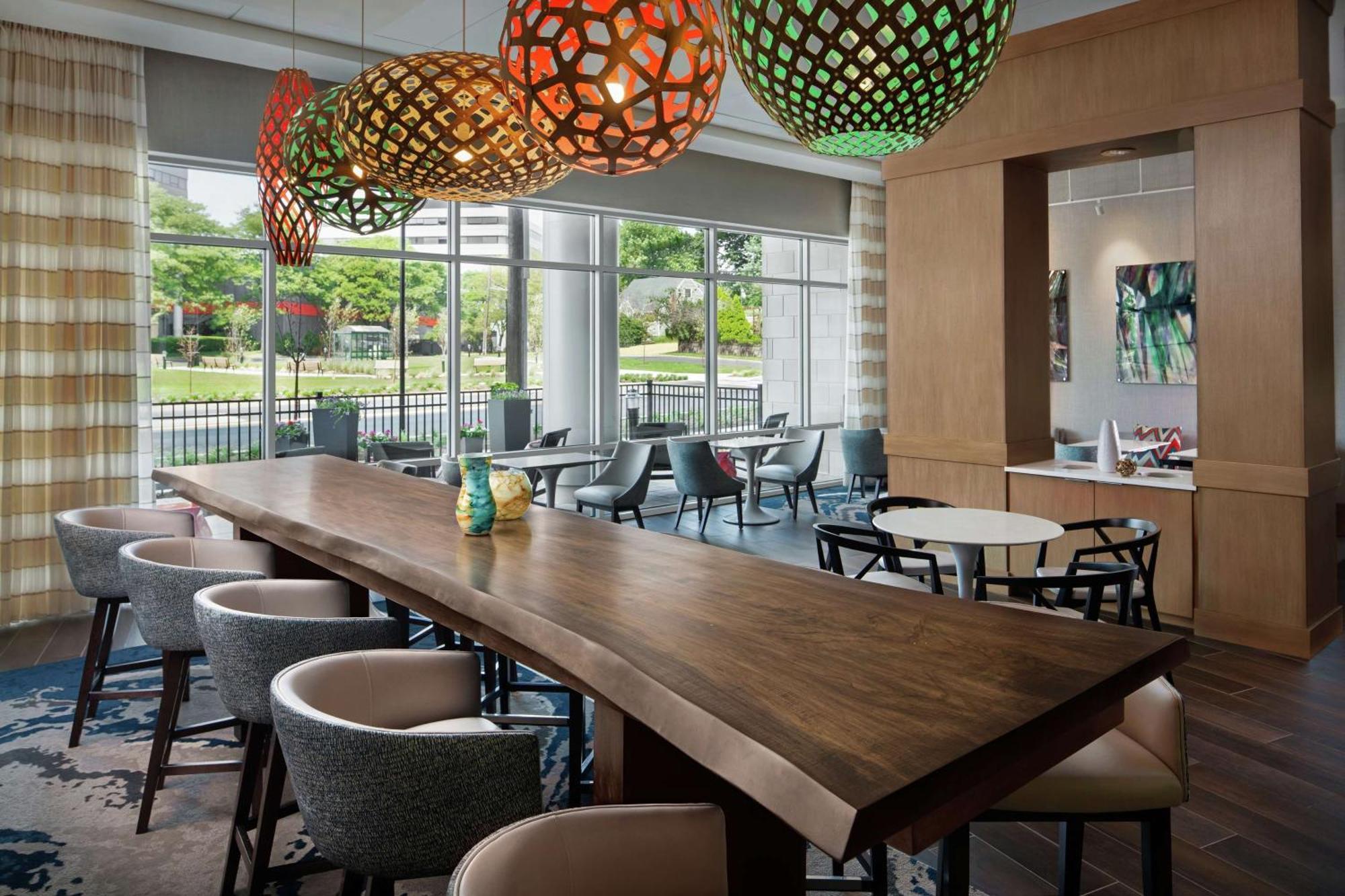 Hampton Inn & Suites Teaneck/Glenpointe Экстерьер фото