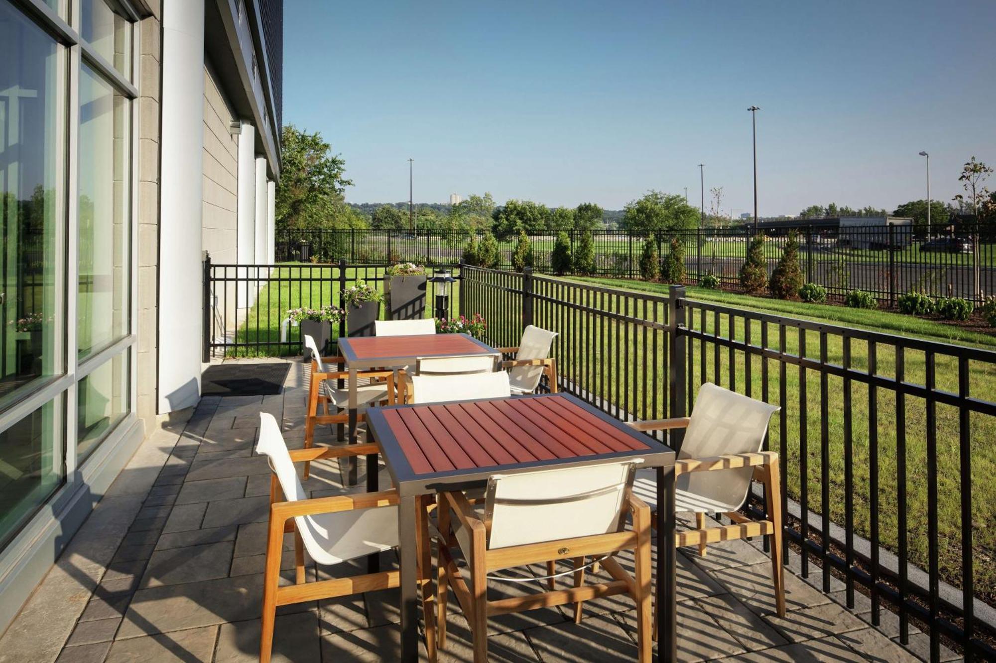 Hampton Inn & Suites Teaneck/Glenpointe Экстерьер фото