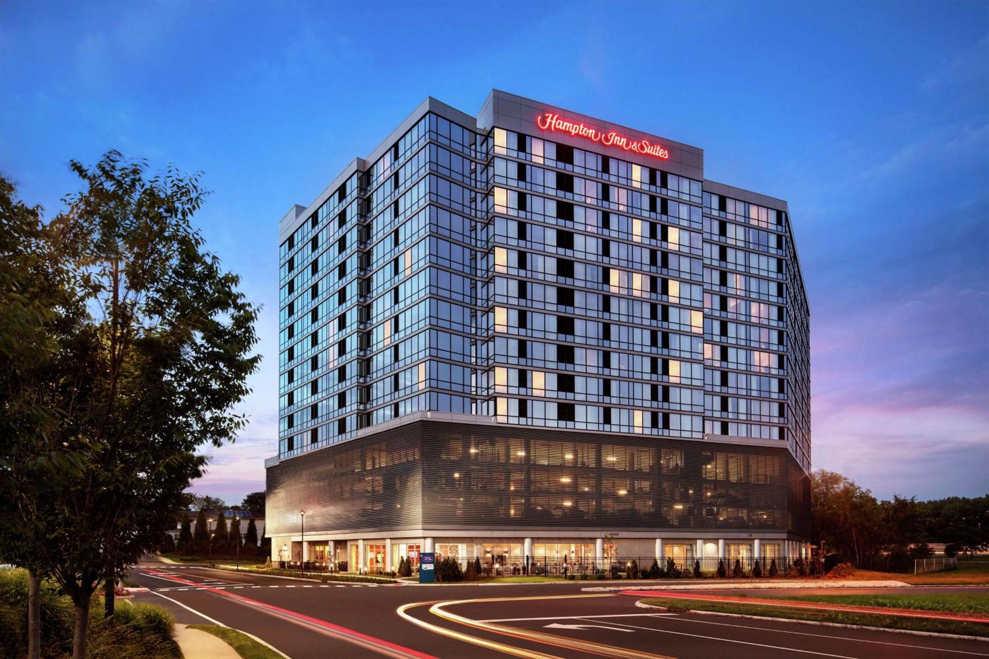 Hampton Inn & Suites Teaneck/Glenpointe Экстерьер фото